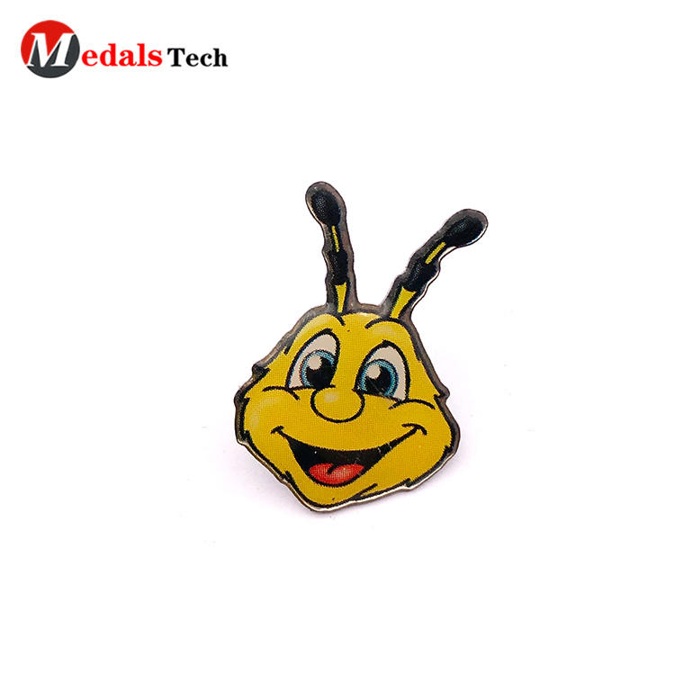 Factory price cute beer shape zinc alloy badge with epoxy sticker