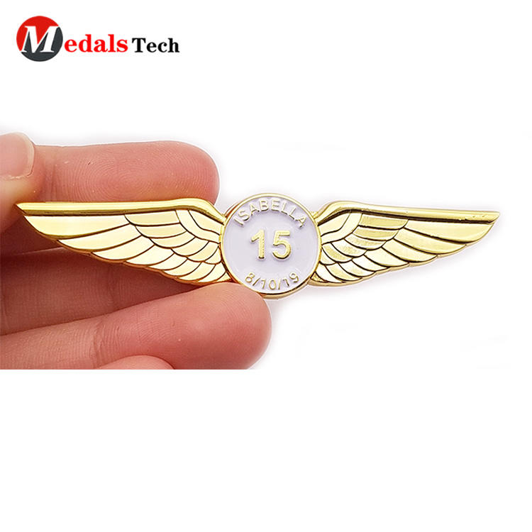 Cheap fashion gold plated unique  wings shaped metal badge